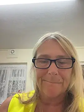 Blondnboujee53 webcam
