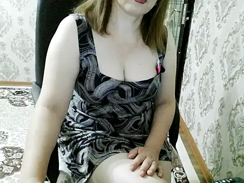 CurvyLunaBabe webcam