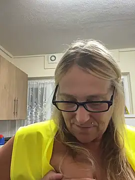 Blondnboujee53 webcam