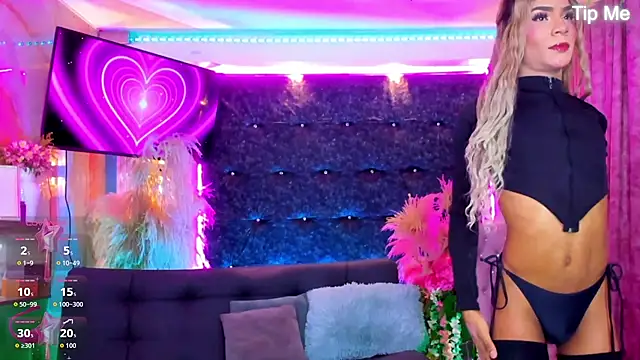 Queens_Wonders_Blonders webcam