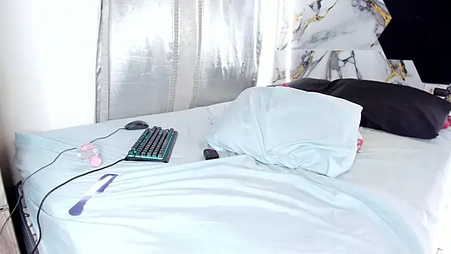 Goldendesirexx live cam on StripChat