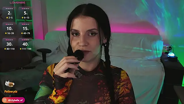 LilyBellee webcam