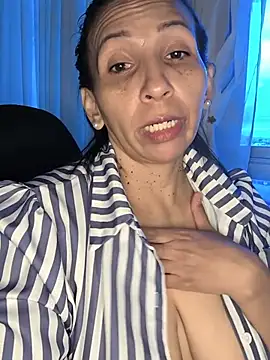 Mrsvictoriaaa live cam on StripChat