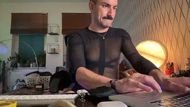 tomz0819 live cam on StripChat