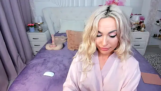 HottieSweetBritney live cam on StripChat