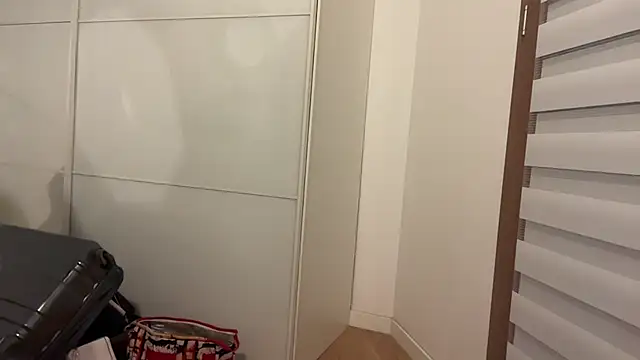 nanaisbackk live cam on StripChat