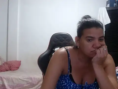 adriana_0312 - Adriana_0312's free webcam - UK Sex Cams