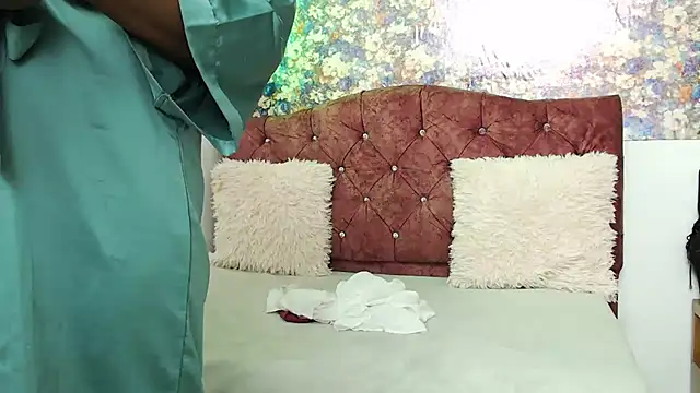 NahomyHawk webcam