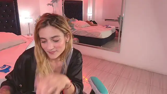 Juliieta_gray webcam