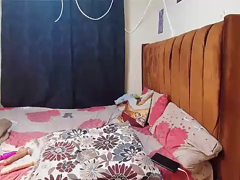 PrettyNyra webcam