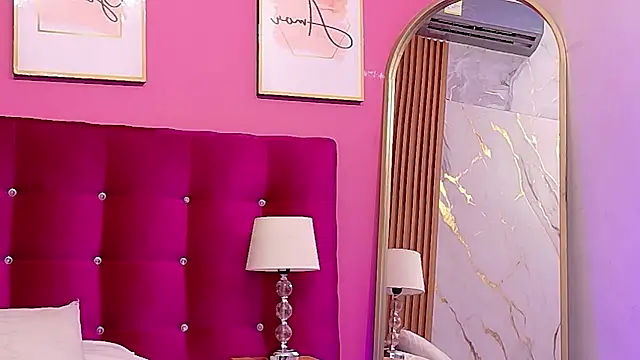 NaughtyyMommyyy webcam