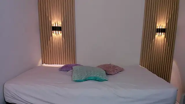 MilaHeat1 live cam on StripChat