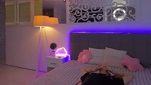 LuisaClover live cam on StripChat