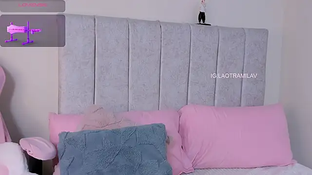 MilaVelour webcam