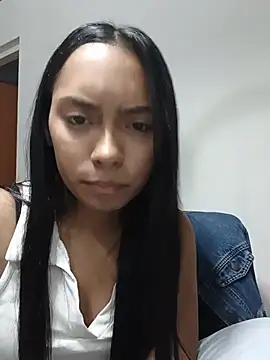 Leilaplus0s live cam on StripChat
