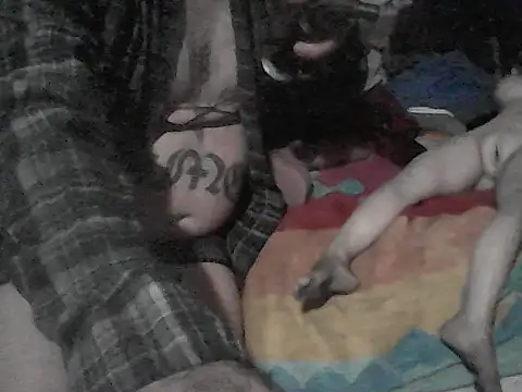 Twoslipperywhenwett webcam