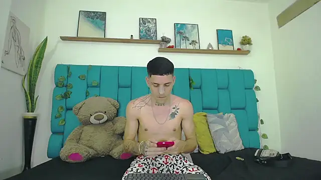 MaxHornyLatin webcam