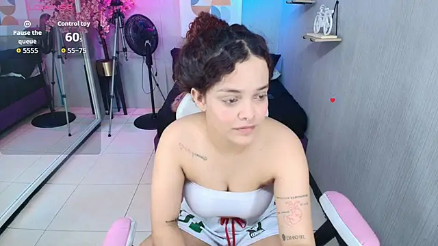 Maggy_t18 live cam on StripChat