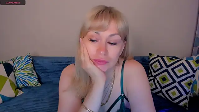 EllenMoore live cam on StripChat