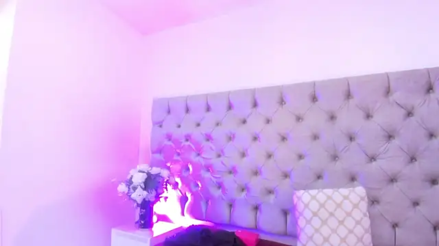 mayaacurvy webcam