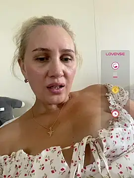 YourBlondee webcam