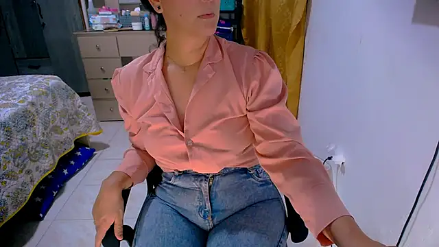 BitterMomXxx webcam