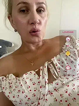 YourBlondee webcam