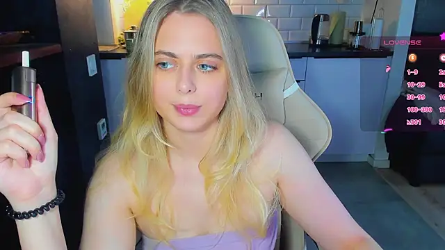 blonde_kellyy webcam