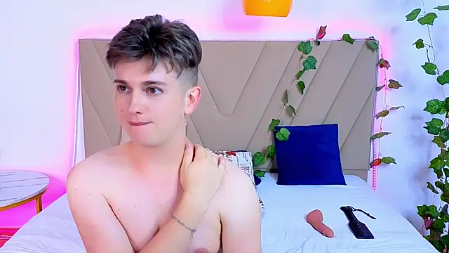 Miless_Cooper webcam