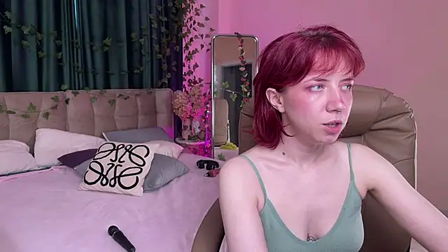 Love_is_Lola webcam