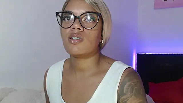 ladyrd1 webcam