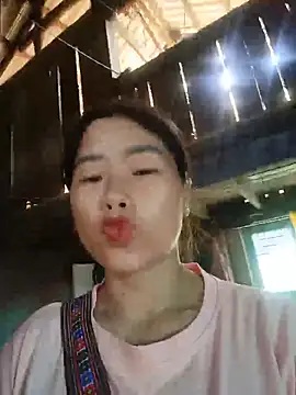 HeresThuy22 webcam
