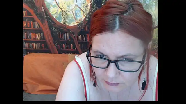 PlayfullMature live cam on StripChat