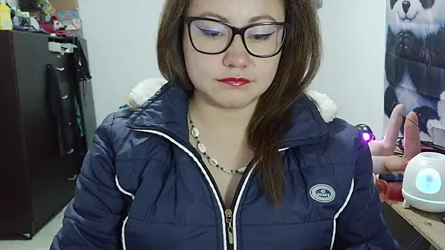 curly_greeneyed webcam