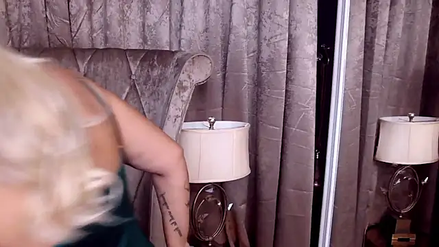 BustyGizelle live cam on StripChat