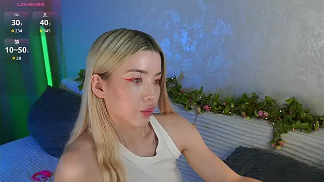 LindaThackerr live cam on StripChat