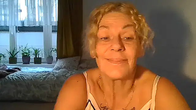 belgianshantie live cam on StripChat