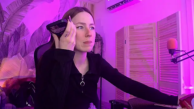 DamnWitchh webcam