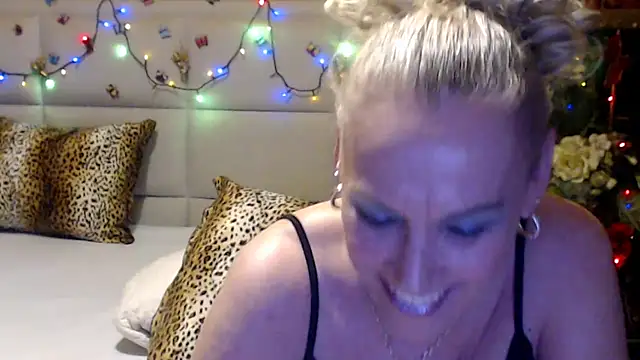 HappyWomanOn live cam on StripChat