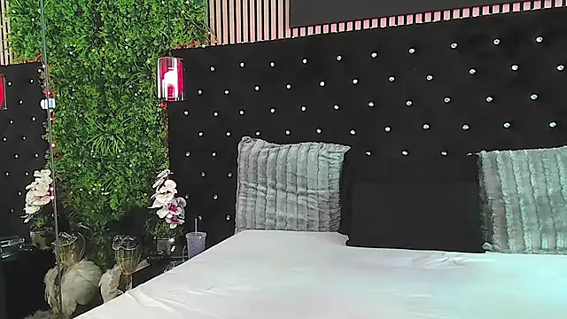 InannaStar live cam on StripChat