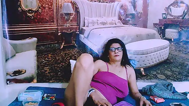 IndianAllure live cam on StripChat
