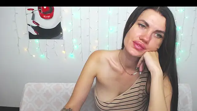MilaLoona webcam