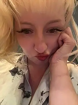 RonnieKiss live sex cam