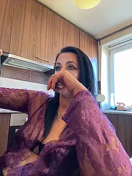 Hotmomcheckk_ live cam on StripChat