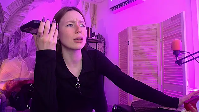 DamnWitchh webcam
