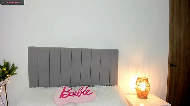 sophie_connors (F young) - Spray water on pussy