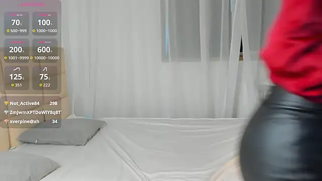 GoldenLenarz live cam on StripChat