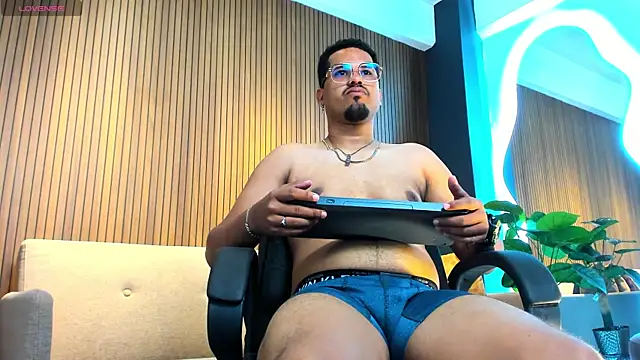 vicent_black26 live cam on StripChat