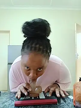 HugeTitisxx webcam