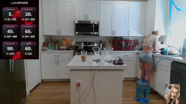 Blondiewithanass webcam